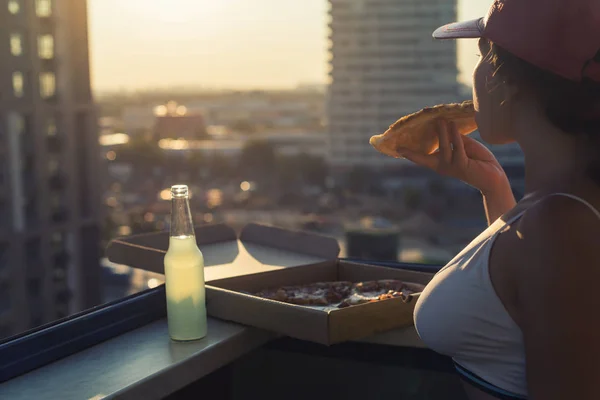 Fêmea Terno Esportivo Detém Uma Enorme Peça Pizza Pôr Sol — Fotografia de Stock