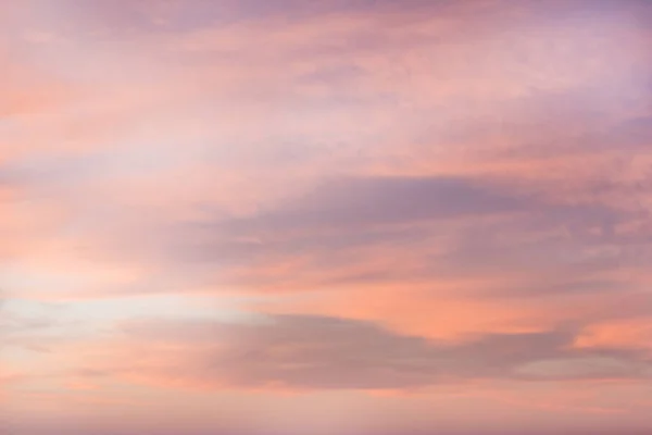 ピンクとブルーの色の空 夕日雲の色付き光パステルの効果 — ストック写真