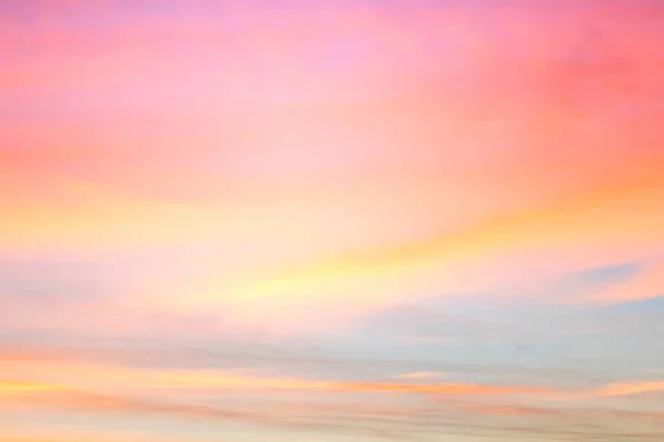 ピンクとブルーの色の空 夕日雲の色付き光パステルの効果 — ストック写真