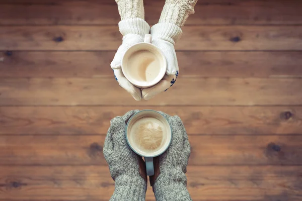 Mannelijke Vrouwelijke Handen Met Een Kopje Koffie Houten Tafel Achtergrond — Stockfoto