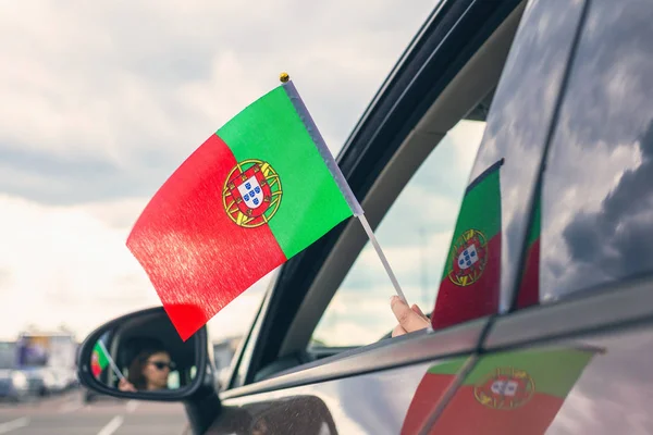 Mulher Menina Segurando Bandeira Portuguesa Janela Carro Aberto Conceito — Fotografia de Stock