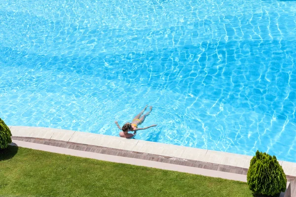 Letecký Pohled Muže Ženu Bazénu Průsvitnou Modrou Vodou — Stock fotografie