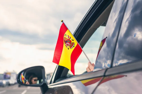 Mulher Menina Segurando Bandeira Espanhola Janela Carro Aberto Conceito — Fotografia de Stock