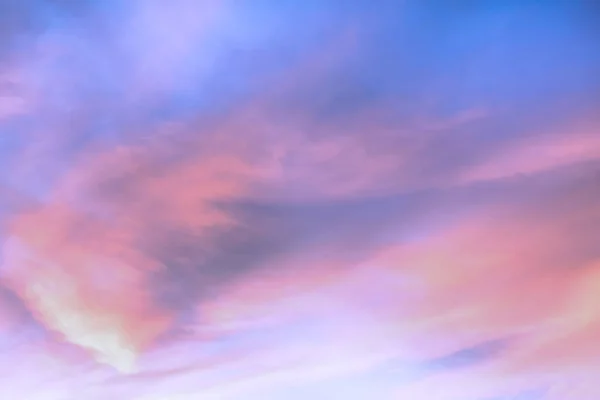 파스텔 효과와 황혼의 부드러운 구름의 다채로운 — 스톡 사진