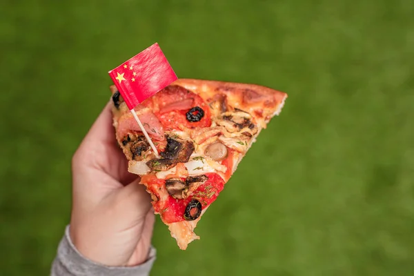 Una Rebanada Pizza Manos Femeninas Con Bandera China Forma Palillo — Foto de Stock