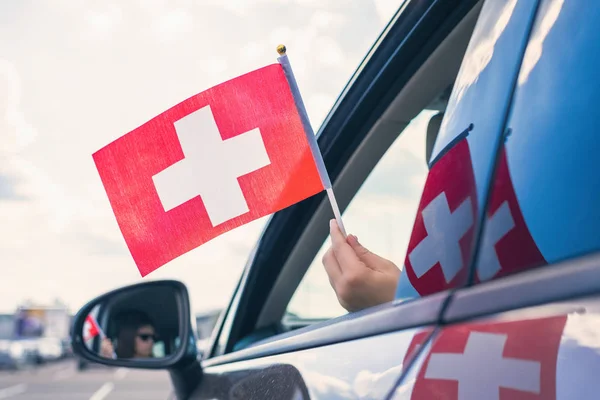 Kvinna Eller Flicka Som Innehar Schweiziska Flaggan Från Öppna Bilfönstret — Stockfoto