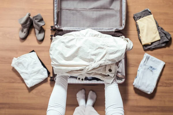 Övre Bild Kvinnan Händer Packning Jacka Ett Bagage Resväska För — Stockfoto