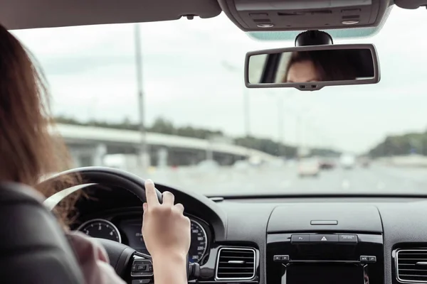 Frau Fährt Auf Der Autobahn Blick Vom Rücksitz Des Autos — Stockfoto