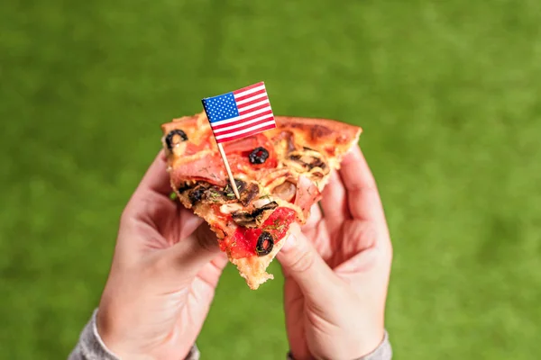 Шматочок Піци Жіночих Руках Американським Прапором Вигляді Зубочистки Обід Зеленій — стокове фото