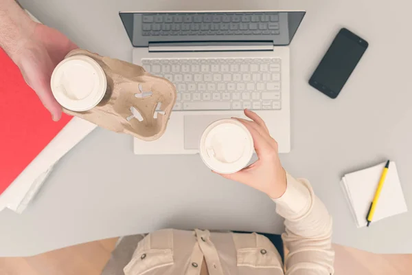 Man Föra Kaffe Pappersmuggar Till Kollega Kvinna — Stockfoto