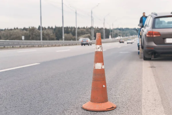 注意路上的交通圆锥 有选择的重点 拖车拖着一辆抛锚的汽车在高速公路上行驶 — 图库照片