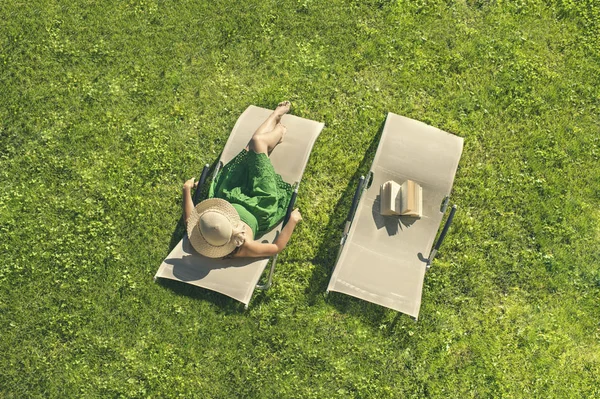 Vista Aérea Una Hermosa Chica Vestido Verde Sombrero Descansando Una —  Fotos de Stock