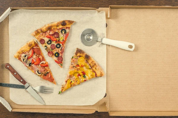 Чотири Різні Шматочки Піци Відкритій Коробці Доставки — стокове фото
