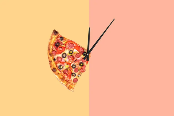 Imagem Pizza Criativa Forma Relógio Com Setas Fundo Listrado Brilhante — Fotografia de Stock