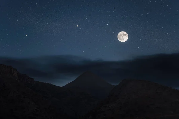 Silhouette Montagne Sulla Luna Piena Enorme Sfondo Cielo Notturno — Foto Stock