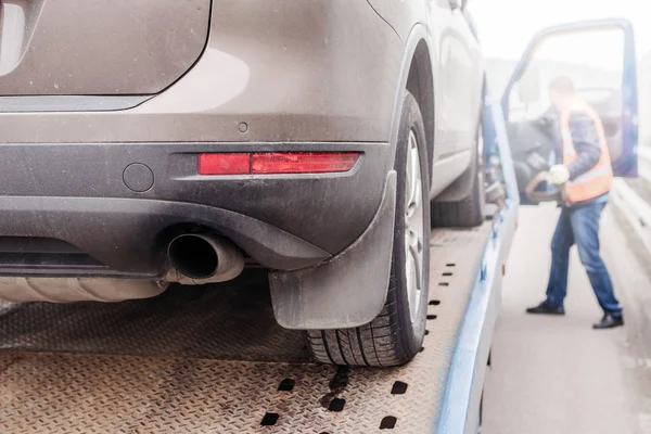 Caminhão Reboque Com Trabalhador Rebocando Carro Quebrado Estrada — Fotografia de Stock