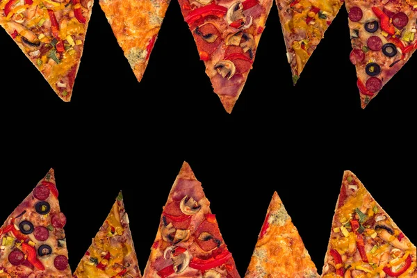 Verschiedene Stücke Pizza Auf Schwarzem Hintergrund — Stockfoto