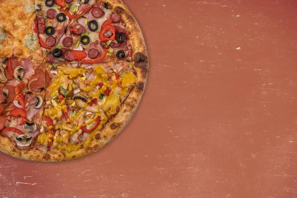 Нарезать Ломтики Вкусную Свежую Пиццу Заднем Плане — стоковое фото
