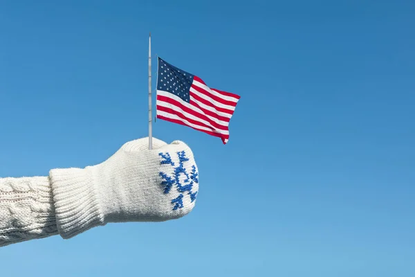 Weibliche Hand Einem Strickhandschuh Mit Einer Amerikanischen Flagge Auf Winterlichem — Stockfoto