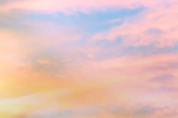 光パステルトーンの効果を持つトワイライトスカイ 柔らかい雲のカラフルな夕日 — ストック写真