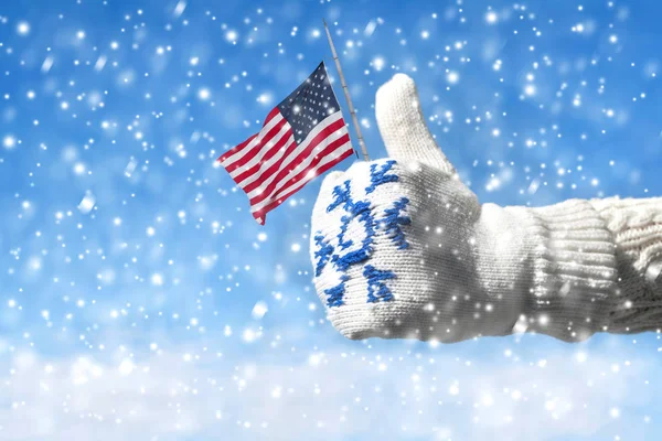 Weibliche Hand Einem Strickhandschuh Mit Einer Schneeflocke Und Einer Amerikanischen — Stockfoto
