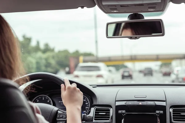 Kobieta Jest Jazda Autostradzie Pod Mostem Widok Tylnej Siedziby Samochodu — Zdjęcie stockowe