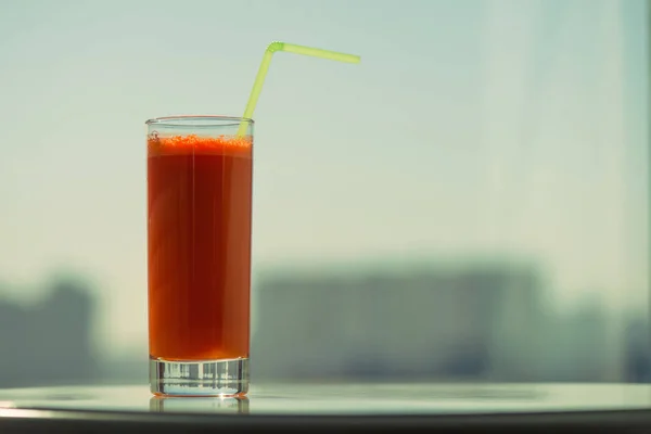 桌子上的红果汁 — 图库照片