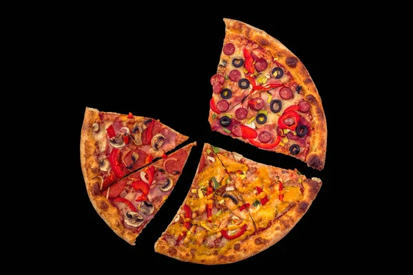 Różne Kawałki Pizzy Czarnym Tle — Zdjęcie stockowe