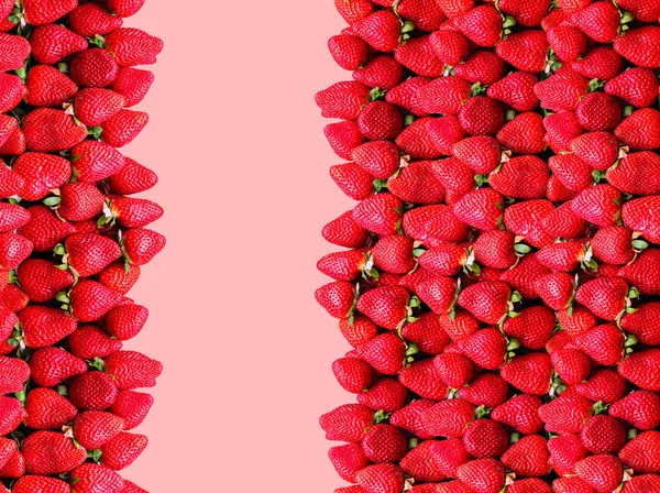 Viele Reife Erdbeeren Mit Platz Für Text Auf Fliederfarbenem Hintergrund — Stockfoto