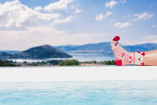 Pés Mulher Meias Natal Perto Piscina — Fotografia de Stock