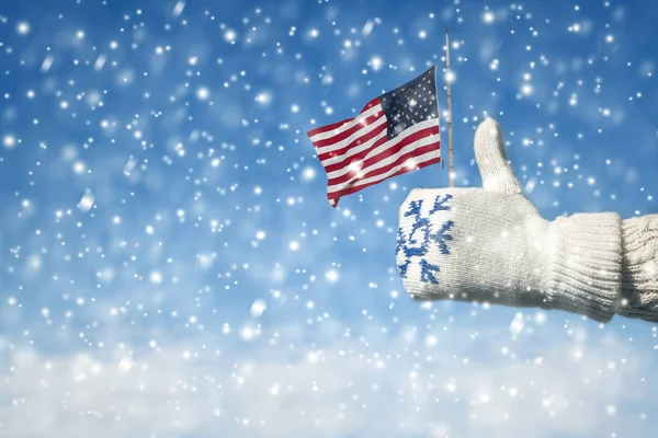 Weibliche Hand Einem Strickhandschuh Mit Schneeflocken Und Einer Amerikanischen Flagge — Stockfoto