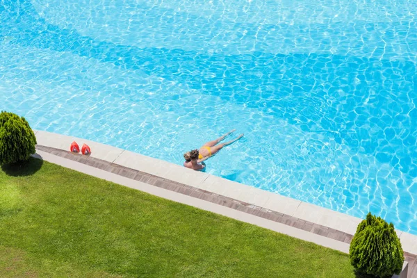 Vista Aérea Del Hombre Mujer Piscina Con Agua Azul Transparente —  Fotos de Stock