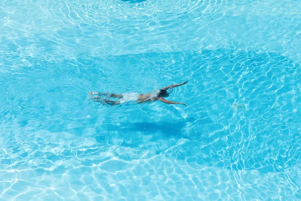 Vista Aerea Sul Ragazzo Piscina Con Acqua Blu Trasparente Nella — Foto Stock