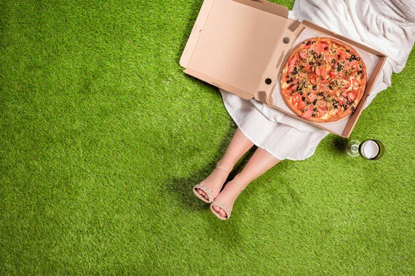 Picknick Trädgården Gräset Flygbild Ung Kvinna Vit Sommarklänning Med Pizza — Stockfoto