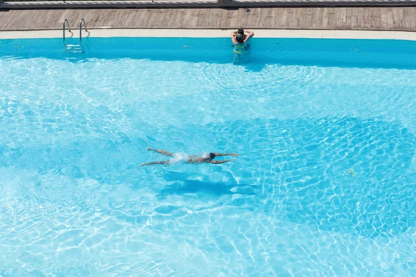 Yüzme Havuzunda Saydam Mavi Suyu Olan Kadın Erkeğin Hava Manzarası — Stok fotoğraf