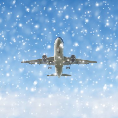 Pastel renkli gökyüzü arka plan üzerinde iniş uçağı. Gün batımı gökyüzü 