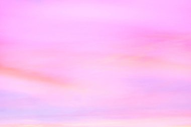 Işık pastel tonu etkisi ile Alacakaranlık gökyüzü. Yumuşak bulutların renkli gün batımı. 