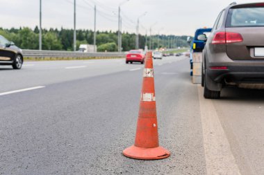 Yoldaki trafik konilerinin dikkatine. Seçici odaklanma. Çekici yolda bozuk bir arabayı çekiyor.