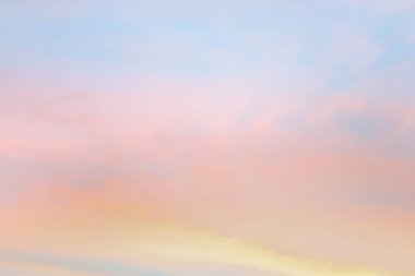 Işık pastel tonu etkisi ile Alacakaranlık gökyüzü. Yumuşak bulutların renkli gün batımı. 