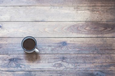 ahşap zemin kahve ile demir kupa. Kavram