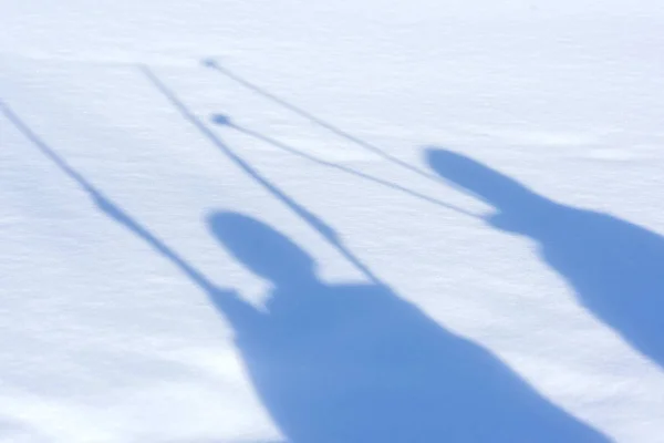 Тінь Людей Лижами Снігу Зимова Концепція — стокове фото