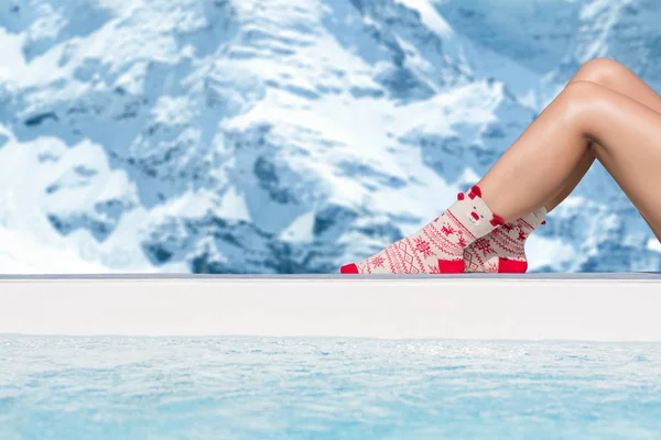 Pies Mujer Calcetines Navidad Cerca Piscina Fondo Los Alpes Suizos — Foto de Stock