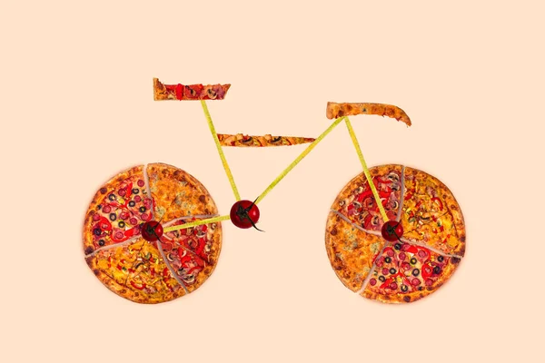 Imagem Criativa Bicicleta Rodoviária Feita Pizza Internacional Legumes Fundo Entrega — Fotografia de Stock