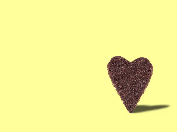 Ogromny Ciastko Zmielonej Kawy Postaci Serca Kolorowe Tło — Zdjęcie stockowe