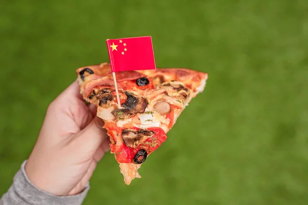 Een Stukje Pizza Vrouwelijke Handen Met Chinese Vlag Vorm Van — Stockfoto