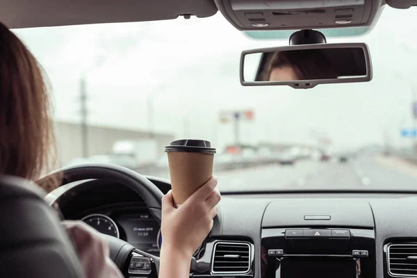 Frau Fährt Auf Der Autobahn Und Hält Morgens Pappbecher Kaffee — Stockfoto