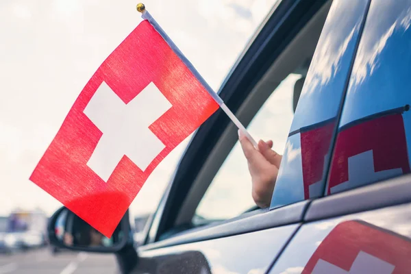 Mulher Menina Segurando Bandeira Suíça Janela Carro Aberto Conceito — Fotografia de Stock