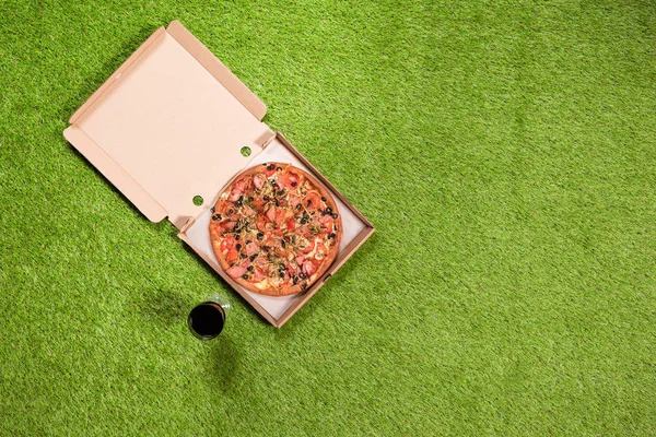 Одна Біла Відкрита Паперова Коробка Піци Склянкою Червоного Вина Траві — стокове фото