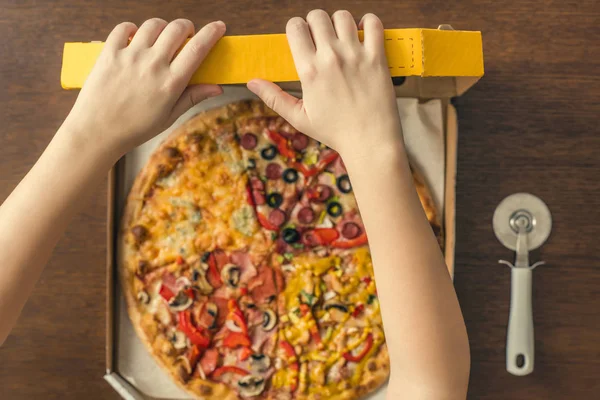 Жіночі Руки Відкрита Коробка Доставки Піцою — стокове фото