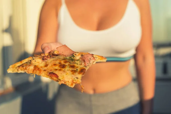 Spor Kıyafetli Bir Kız Kocaman Bir Pizza Taşıyor Kavram — Stok fotoğraf